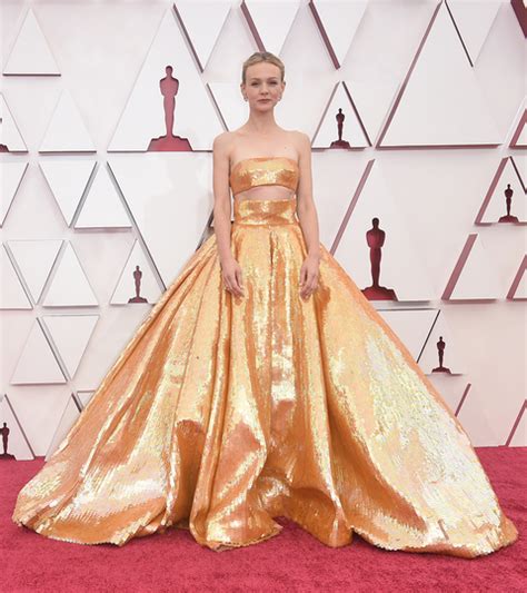 Carey Mulligans Gold Oscars Look Is Dominating The Show