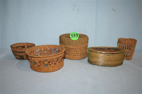 Lot - 5 Baskets – 2 with lids