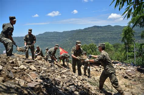 图片新闻 万州：强降雨引发山体滑坡 武警官兵多点救援 重庆日报网