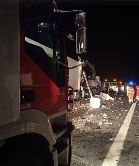 Tir Invade Cantiere Sulla A14 Muore Il Conducente Del Camion Otto I