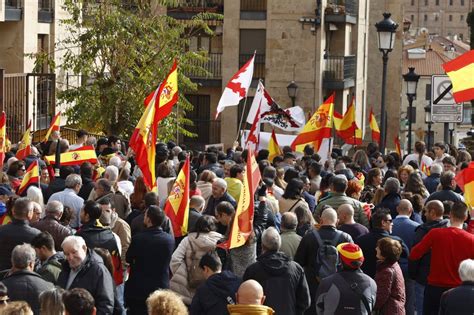 Unas Personas Se Concentran Frente A La Sede Del Psoe Para Gritar