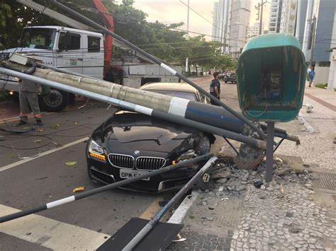 Motorista Foge Ap S Bater Carro De Luxo E Derrubar Poste Em Balne Rio