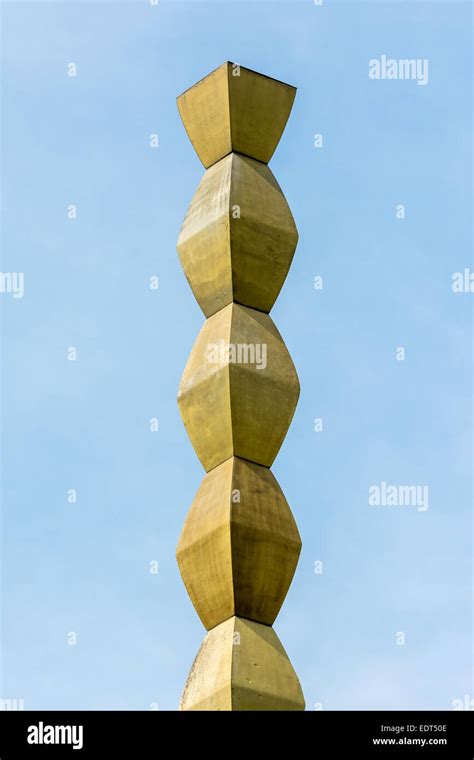 Brancusi endless column hi-res stock photography and images - Alamy