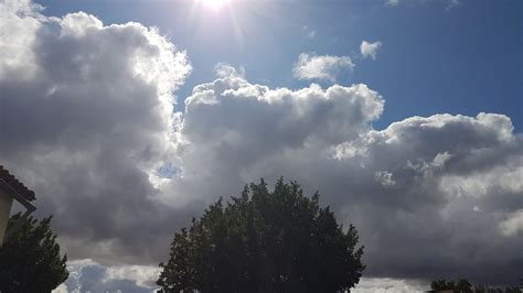 Passage De Nuages Avec Cumulus Et De Belles Claircies Photolive