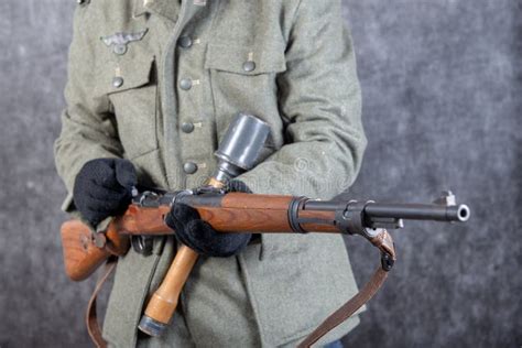 Rifle Y Granada Del Soldado Alemán En Chaqueta La Segunda Guerra