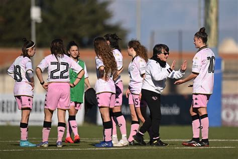 Il Palermo Femminile Vince Senza Giocare L Avversaria Rinuncia Alla