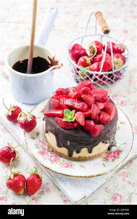 Traditioneller Schokoladenkuchen Mit Erdbeerkuchen Und Frischen