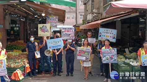 防制交通事故、反詐騙 大園警走入市場舉牌宣導 蕃新聞