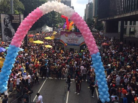 G1 17 trios elétricos Parada Gay reúne multidão em São Paulo