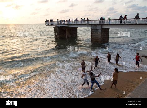 Asiatische Frauen Strand Fotos Und Bildmaterial In Hoher Auflösung Alamy