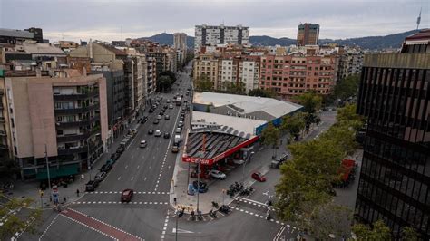 Vecinos De La Avenida De Sarri De Barcelona Se Movilizan Contra El