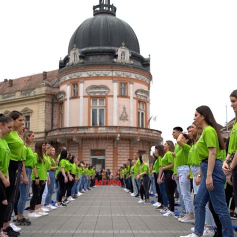 SREMSKA MITROVICA Maturanti Tradicionalno Zaplesali Na Gradskom Trgu