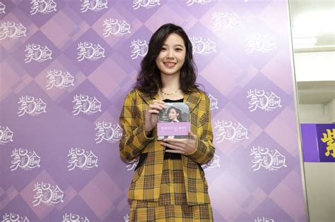 「最美里長」陳紫渝寫真年曆超夯 千人漏夜排隊搶看本尊 上報 Line Today