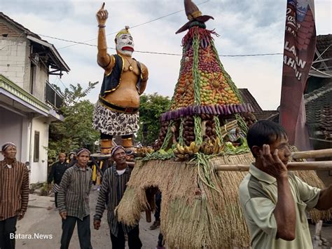 Tradisi Sedekah Bumi Warga Desa Kaliombo Menggelar Karnaval Dan Pentas