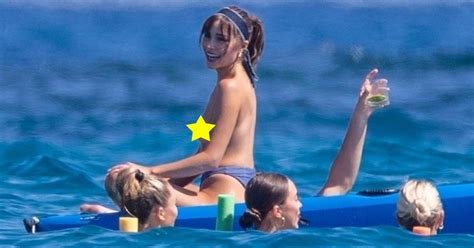 Co za kształty Piękna aktorka i modelka opala się topless w bikini