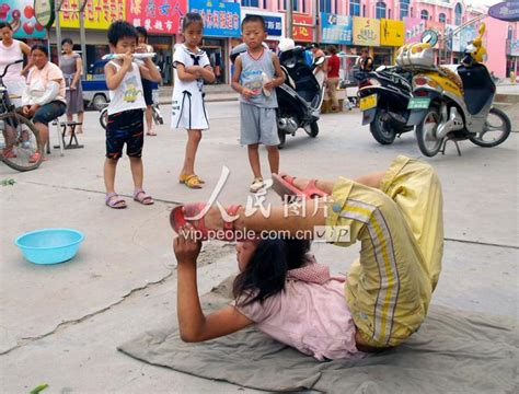 山东无棣：河南小女孩 街头卖艺遭冷遇 人民图片网