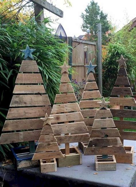 30 Creative DIY Pallet Christmas Tree Ideas For Your Inspiration