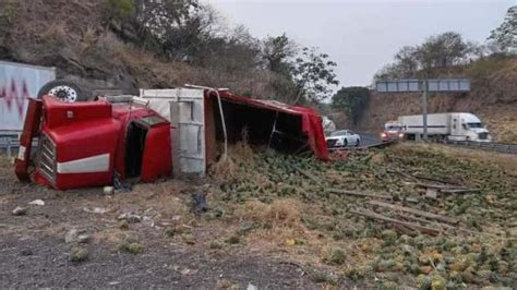 Vuelca Tr Iler Cargado Con Toneladas De Pi A En Autopista La Tinaja