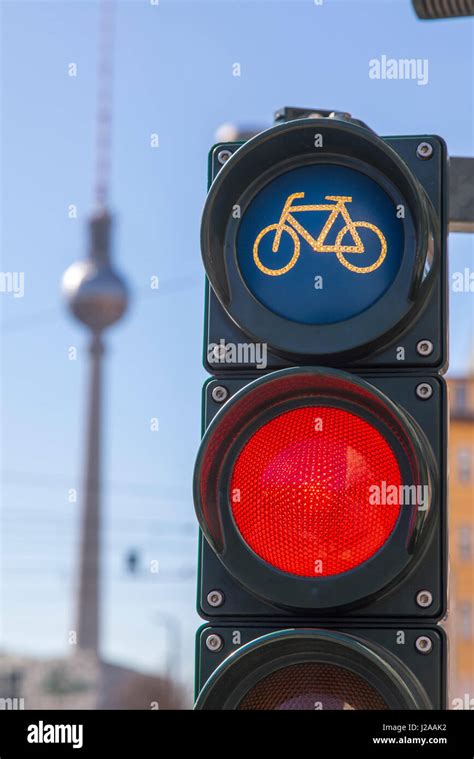 Fahrrad Ampel An Einer Kreuzung In Berlin Karl Liebknecht Strae