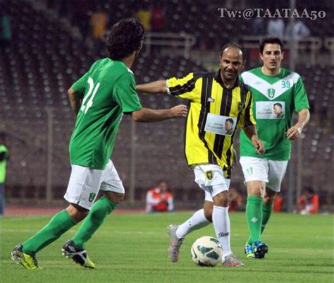 alkhalifa on Twitter: "يوسف الثنيان نجم #الهلال يضع شال #الاتحاد قبل مباراة ين الفريقين. زمان ...