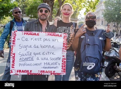 Manifestation Paris Contre Le Pass Sanitaire Stock Photo Alamy