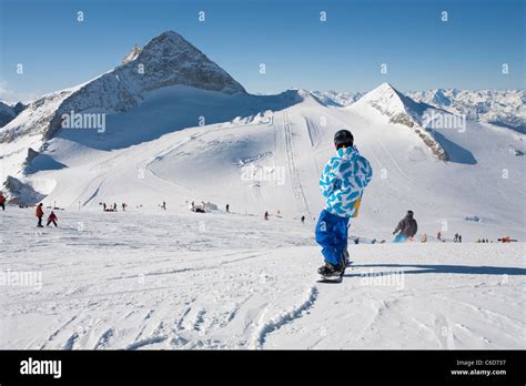 Snowboarder Am Hintertuxer Gletscher Snowboarder At The Hintertuxer