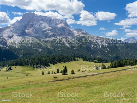 Plaza Prato Dolomitas Italia Una Perspectiva De Los Colores Y Formas