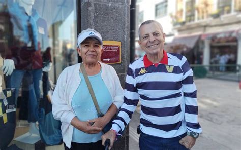 César Bono se pasea por el zócalo de Puebla y visita la fábrica de