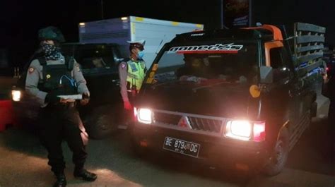 Polisi Tilang Travel Gelap Angkut Ratusan Pemudik Di Cikarang Barat