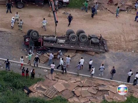 G1 Caminhão tomba e interdita sentido Paulista da BR 101 na