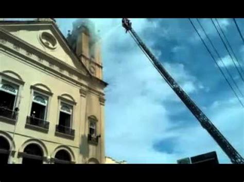 Torre da catedral pega fogo e deixa três bombeiros feridos YouTube