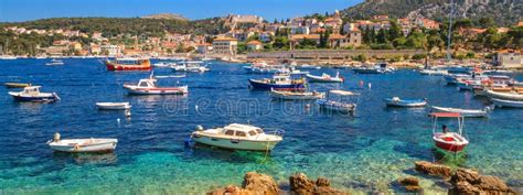 Paisaje Costero De Verano Vista Al Puerto De La Ciudad De Hvar En La