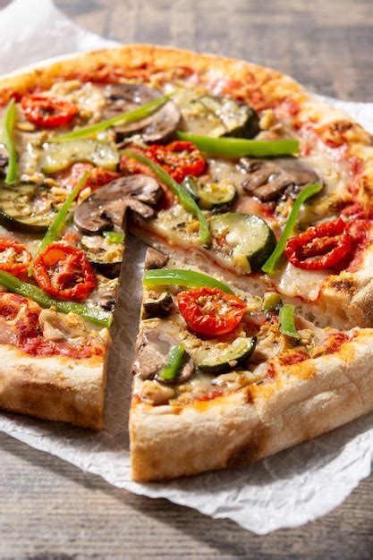 Free Photo Vegetarian Pizza With Zucchini Tomato Peppers And