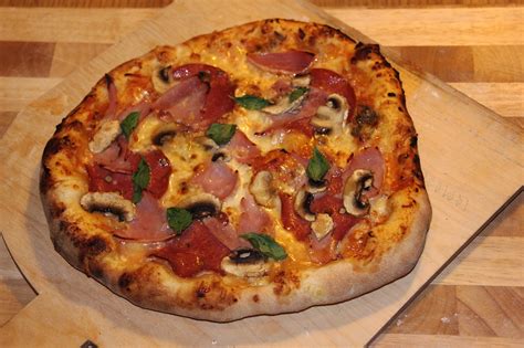 Pizza Speciale Pizza Mit Schinken Salami Und Pilzen Perfekte Pizza