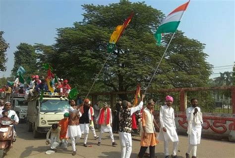 तस्वीरेंबारावफात का जुलूस देखने उमड़ पड़ी काशी हाथों में तिरंगा लेकर निकले मुस्लिम समुदाय के