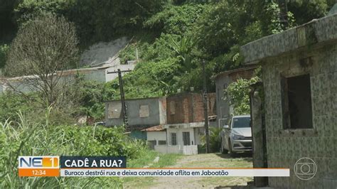 Moradores reclamam de rua esburacada em Jaboatão NE1 G1