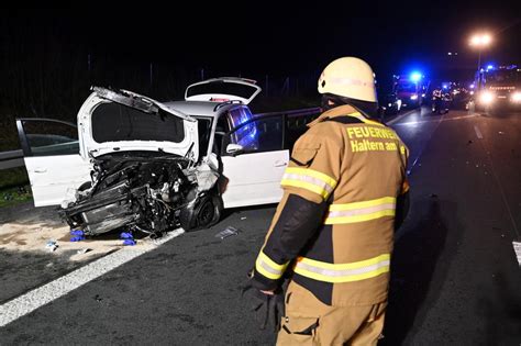 Schwerer Crash auf A43 Mutter und fünf Kinder verünglückt