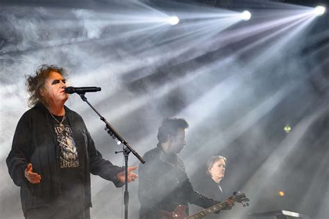 The Cure in concert in Liévin in a bath of youth TIme News