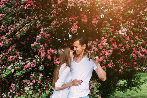 Joven Pareja Feliz En El Amor Al Aire Libre Foto Gratis