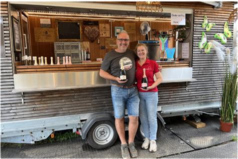 Johan Opent Zuid Afrikaanse Loungebar Nabij Festivalweide Mensen