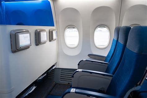 El Interior De La Aeronave Cabina De Avión Vacía Filas De Asientos De