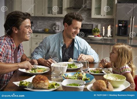 Pareja Masculina E Hija Gay Que Cenan En Su Cocina Foto De Archivo Imagen De Copia Muchacha