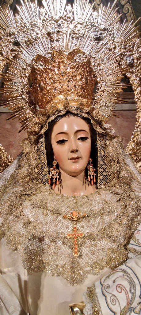 Hermandad Macarena On Twitter La Virgen Del Santo Rosario Luce As En