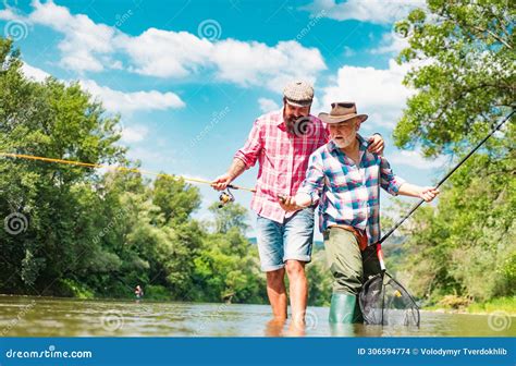 Anciano Maduro Con Pesca De Amigos Vacaciones De Verano Gente Alegre