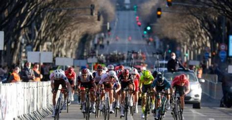 Le peloton du GP cycliste de Marseille La Marseillaise est prêt pour