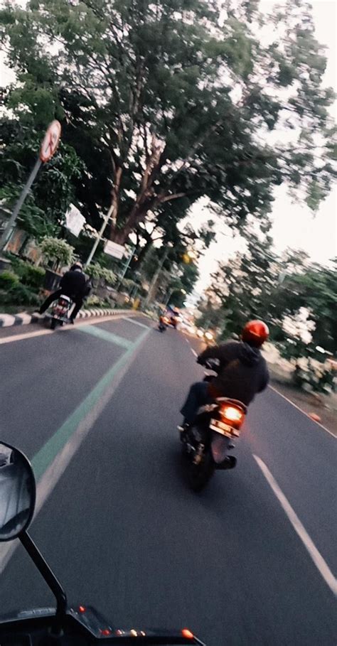 Gambar Orang Naik Motor Cari Gambar Hd