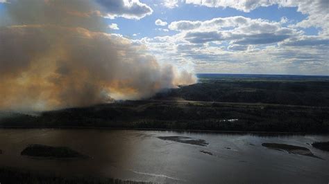 Evacuees North Of Fort Mcmurray Being Brought South Ctv News