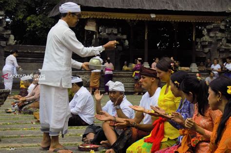 Detail Gambar Orang Sembahyang Hindu Koleksi Nomer 13