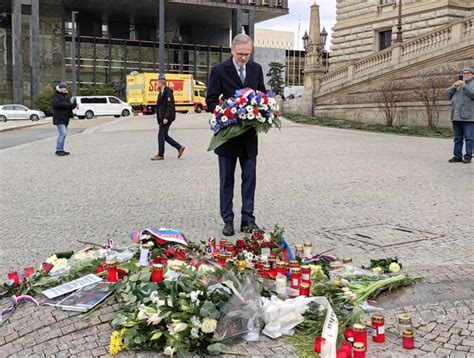 Galerie Politici uctili památku Jana Palacha Před Národní muzeum