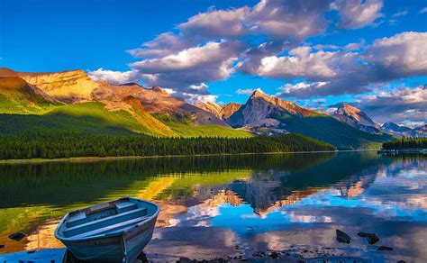 águas calmas fotografia nuvens barco manhã montanhas floresta